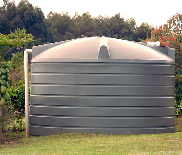 5000-gallon-poly-water-tank-for-orchard