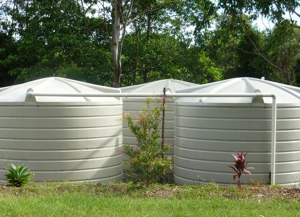 5000 gallon r22700 20,000 plus litre round rural water tanks installed as a bank of three